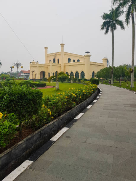 Riau, Indonesia in October 2019. The Siak Sri Indrapura Palace or Istana Siak Indrapura which is still standing today is located in Sri Indrapura, Kp. Dalam, Siak Regency, Riau. Riau, Indonesia in October 2019. The Siak Sri Indrapura Palace atau Istana Siak Indrapura which is still standing today is located in Sri Indrapura, Kp. Dalam, Siak Regency, Riau. This palace has another name, namely Asserayyah Hasyimiah Palace or the East Sun Palace. Currently, the Siak Sri Indrapura Palace has the status of a cultural heritage which was designated on March 3, 2004. istana stock pictures, royalty-free photos & images