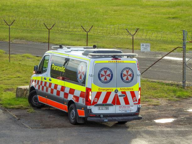 nsw ambulance rückwärtsfahren - new south wales flash stock-fotos und bilder