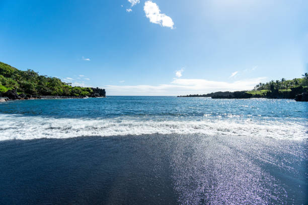 блэк-сэнд-бич - black sand beach hawaii islands maui стоковые фото и изображения