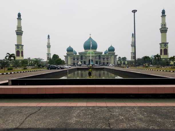riau, indonesien im oktober 2019. die große moschee ist eine moschee in pekanbaru, indonesien. - moscow river stock-fotos und bilder