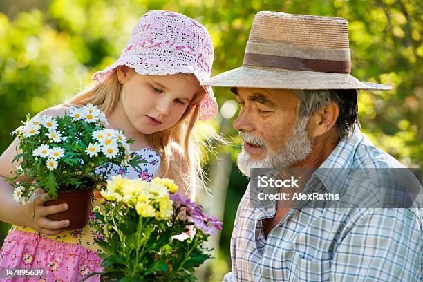 Giardinaggio - Fotografie stock e altre immagini di Fiore - Fiore, Bambino dell'asilo, Piantare