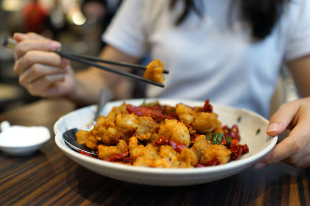przycięte ujęcie azjatki jedzącej laziji. jest to danie kuchni syczuańskiej, tradycyjne chińskie jedzenie. - asian cuisine close up garlic vegetable zdjęcia i obrazy z banku zdjęć