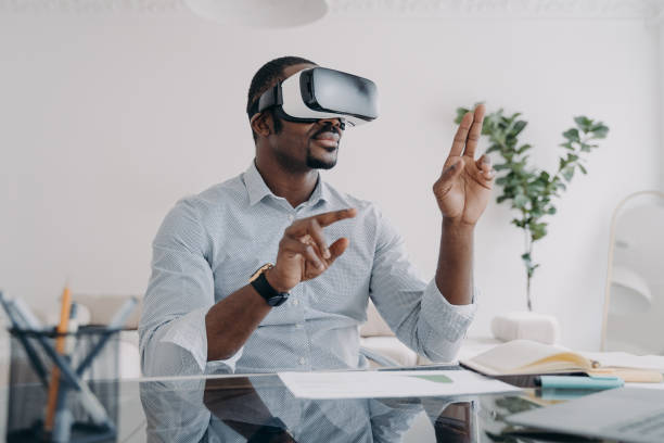 l’homme d’affaires dans le casque vr clique sur les boutons virtuels. technologie moderne pour les affaires et la créativité. - simulateur photos et images de collection