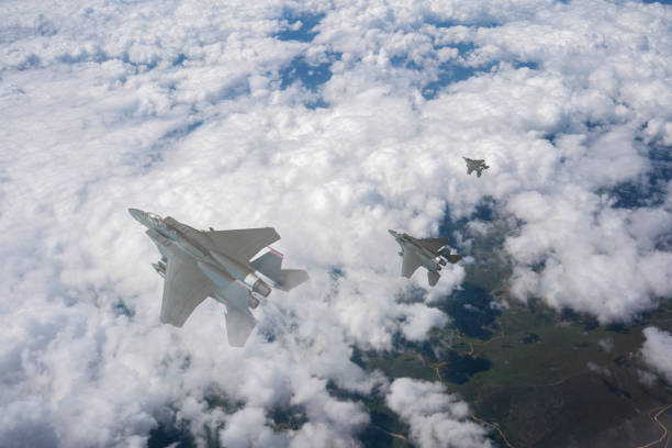 voo de treinamento militar da air force jets. - fighter plane airplane teamwork air force - fotografias e filmes do acervo