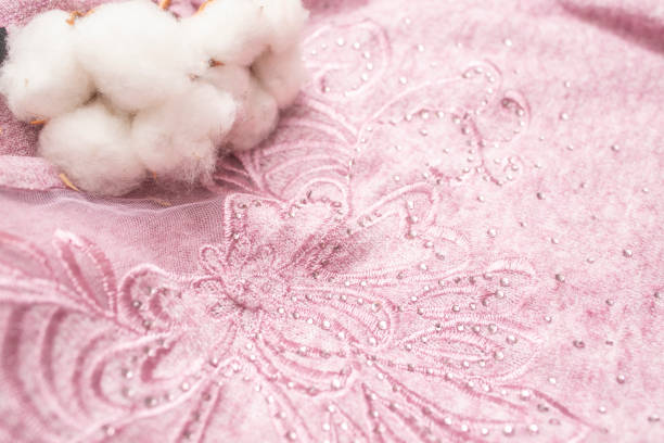 розовая блузка текстурированная модель с хлопковыми цветами, мягкий фокус крупным планом - cotton flower textile macro стоковые фото и изображения