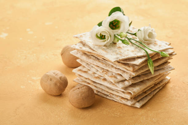 concetto di celebrazione della pasqua di matzah. pane ebraico rituale tradizionale su sfondo vecchio della parete di colore sabbia. cibo pasquale. pesach festa ebraica del concetto di celebrazione della pasqua. cibo pasquale. - unleavened bread foto e immagini stock