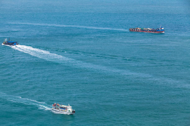 일본해를 항해하는 화물선과 여객선 - passenger ship ferry crane harbor 뉴스 사진 이미지