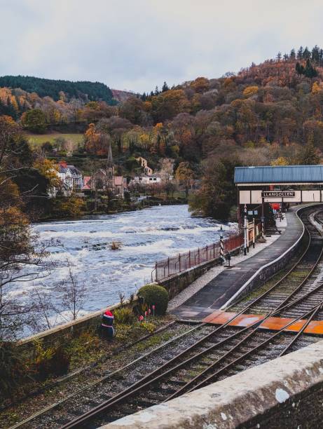 ディー川のほとりにある線路の垂直ショット。スランゴレン、デンビーシャー、ウェールズ。 - dee river river denbighshire wales ストックフォトと画像