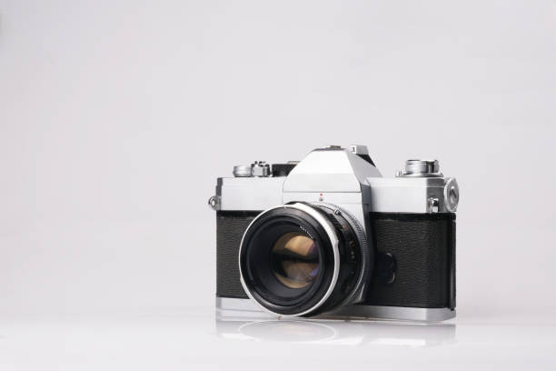 cámara analógica slr aislada sobre fondo blanco - art movie retro revival camera fotografías e imágenes de stock