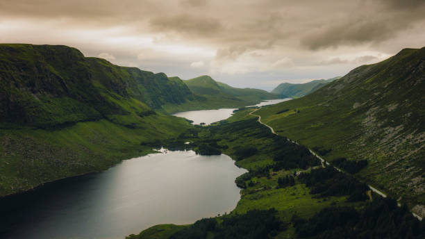 vista a�érea da estrada ao longo da terra cênica dos lagos em colinas verdes na noruega - more objects - fotografias e filmes do acervo