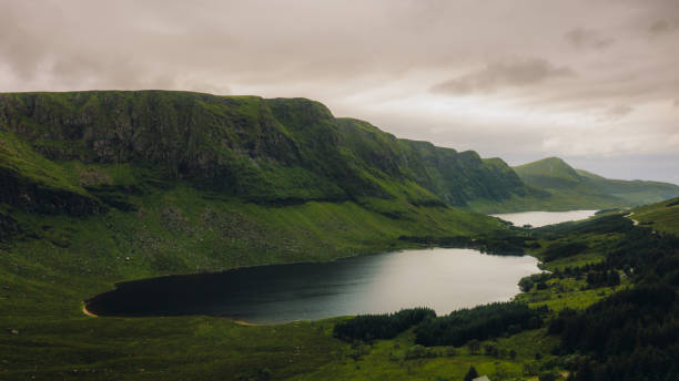 vista aérea da terra cênica dos lagos em colinas verdes em noruega - more objects - fotografias e filmes do acervo