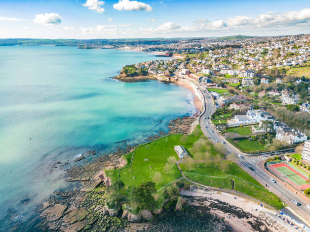 vue aérienne de la côte de corbyn head à torquay - torquay photos et images de collection