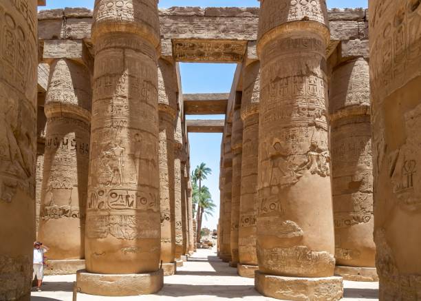 iscrizioni e rilievi sulle colonne della grande sala ipostila, nel tempio di karnak dell'antico egitto - temple of luxor hypostyle hall foto e immagini stock