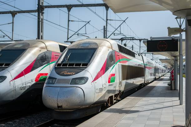 al boraq züge im bahnhof tanger in marokko - cable stayed stock-fotos und bilder