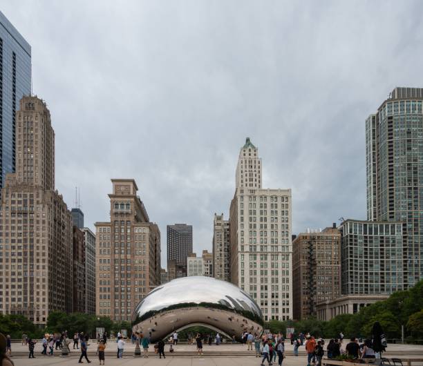 sculpture de porte dans le millennium park de chicago avec des gens dans la rue - urbanity photos et images de collection