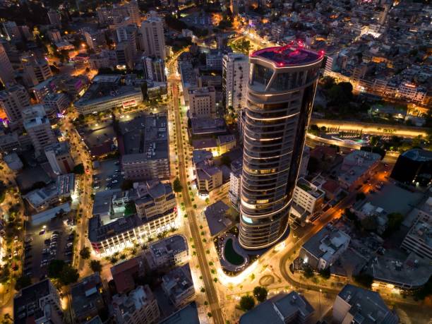 escena nocturna vibrante y animada de una ciudad metropolitana, iluminada por las luces de la calle - urbanity fotografías e imágenes de stock