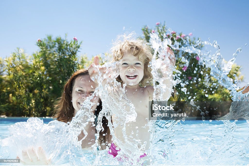 Enfant avec la mère dans la piscine - Photo de Piscine libre de droits