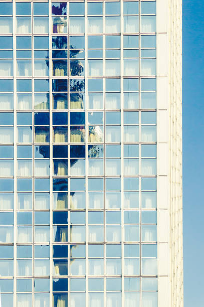 belle vue d’un reflet de tour de télévision dans un bâtiment moderne à berlin, allemagne - berlin radio tower photos et images de collection