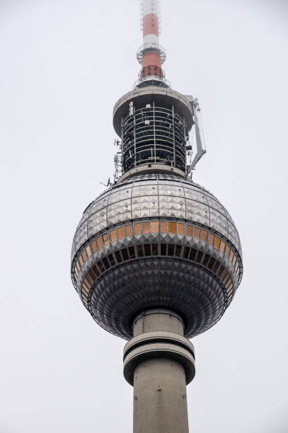 plan vertical en contre-plongée de la tour de télévision de berlin - berlin radio tower photos et images de collection