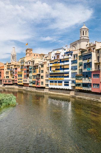 Vista fascinante de la ciudad de Girona, Cataluña, España photo
