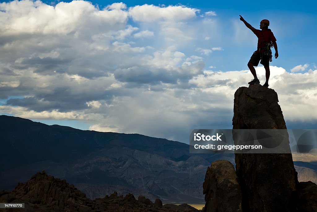 Rock alpinista aproximar-se da Cimeira. - Foto de stock de Artigo de vestuário para cabeça royalty-free