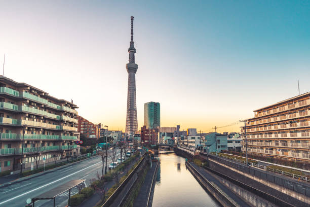東京の川岸から見た東京スカイツリー - sky tree audio ストックフォトと画像