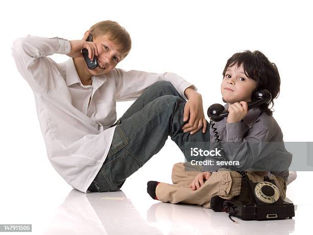 Zwei Jungen Mit Telefone Stockfoto und mehr Bilder von 4-5 Jahre - 4-5 Jahre, Am Telefon, Bruder