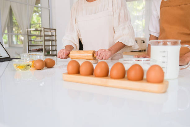 istock Women making bakery with rolling pin together. 1479115251