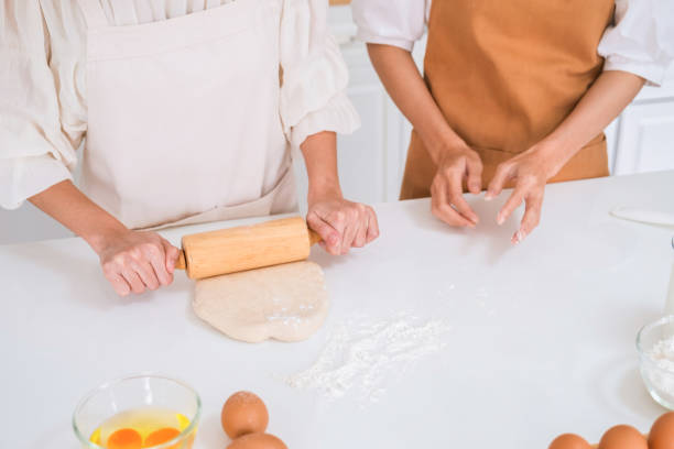 istock Women making bakery with rolling pin together. 1479115279