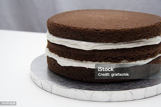 Foto de Bolo De Chocolate Em Camadas e mais fotos de stock de Acontecimentos da Vida - Acontecimentos da Vida, Aniversário, Assar