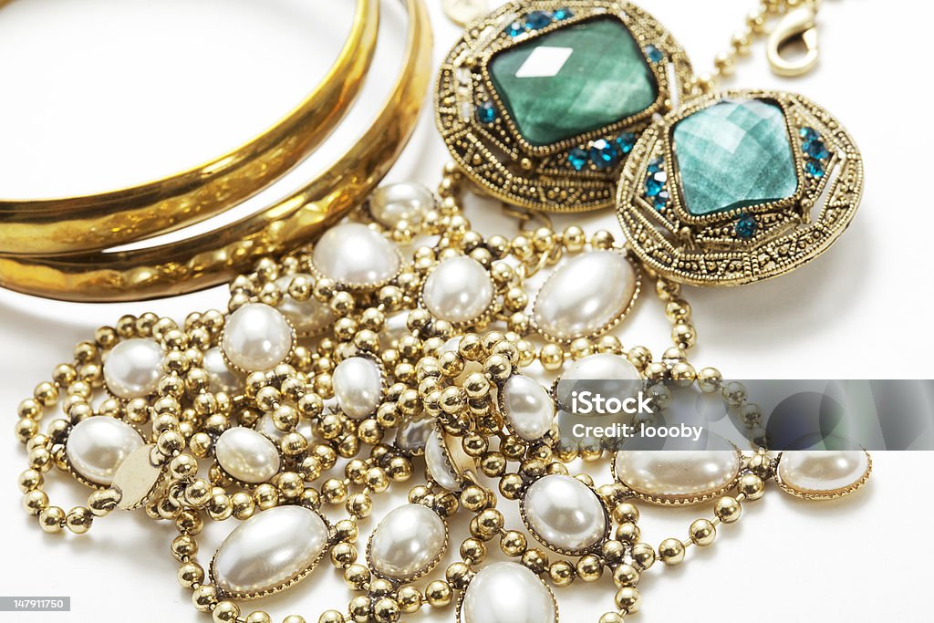 Collection de bijoux vintage sur blanc surface - Photo de Bijou libre de droits