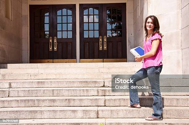 女性の学生の学校に立つドア教科書 - 1人のストックフォトや画像を多数ご用意 - 1人, 20代, カジュアルウェア