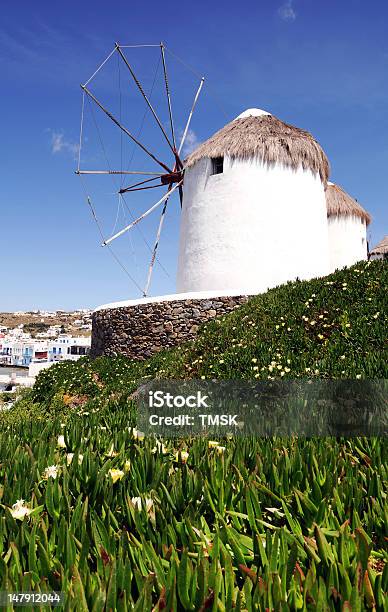 Foto de Moinho De Vento e mais fotos de stock de Agricultura - Agricultura, Ajardinado, Aldeia