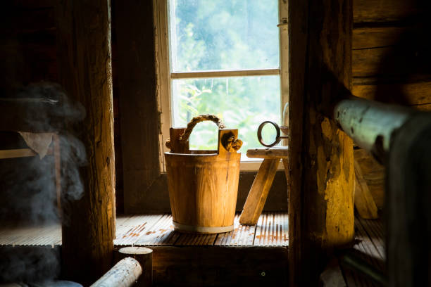 sauna tradizionale finlandese in legno - massaging relaxation indoors traditional culture foto e immagini stock