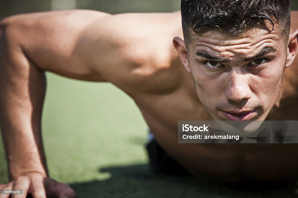 push up atleta hispano - Foto de stock de 20 a 29 años libre de derechos