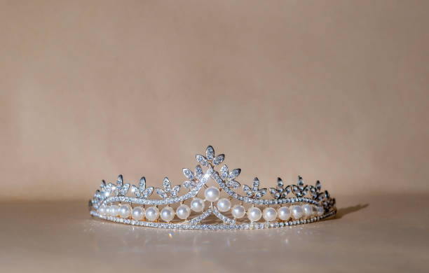 perłowy luksusowy diadem, biżuteria vintage, akcesoria - royal wedding zdjęcia i obrazy z banku zdjęć