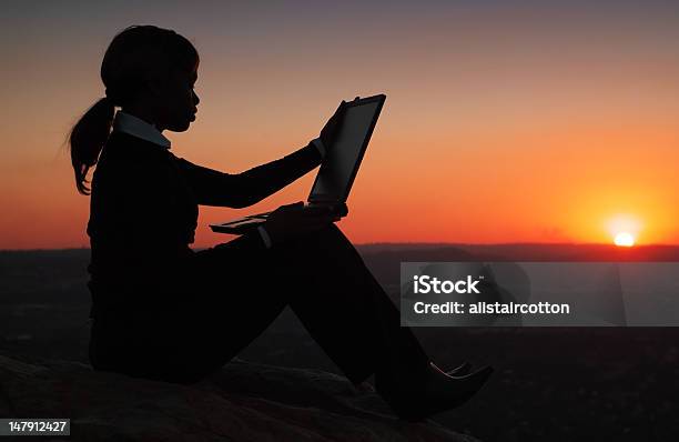 Silueta De Mujer De Negocios Foto de stock y más banco de imágenes de Adulto - Adulto, Afrodescendiente, Amarillo - Color