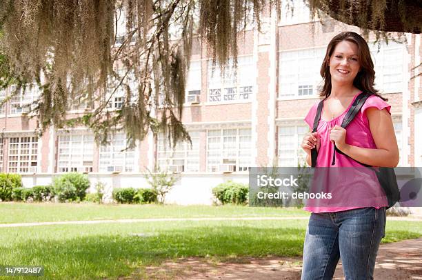 Donna Studente Con Zaino Frontale Di Scuola - Fotografie stock e altre immagini di Davanti - Davanti, Donne, Sorridere