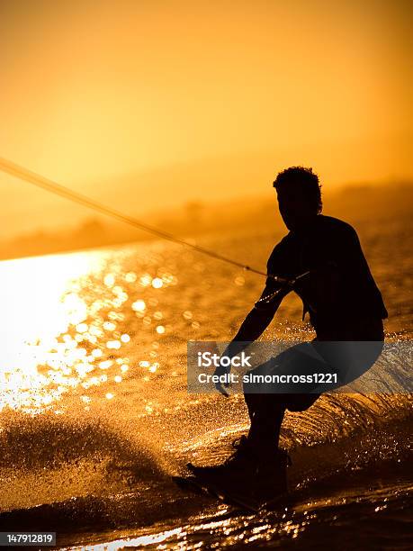 Foto de Wakeboarding No Pôrdosol e mais fotos de stock de Wakeboarding - Wakeboarding, Contraluz, Esporte