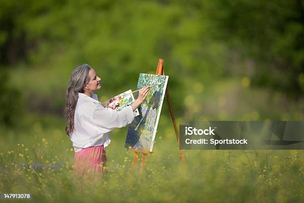 Mulher Pintura Em Tela Em Granadilha Campo - Fotografias de stock e mais imagens de 50 Anos - 50 Anos, Adulto, Adulto maduro