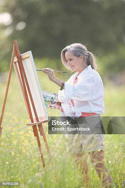 Donna Pittura Ad Olio Su Tela Aperto - Fotografie stock e altre immagini di Artista - Artista, Dipingere, Ambientazione esterna