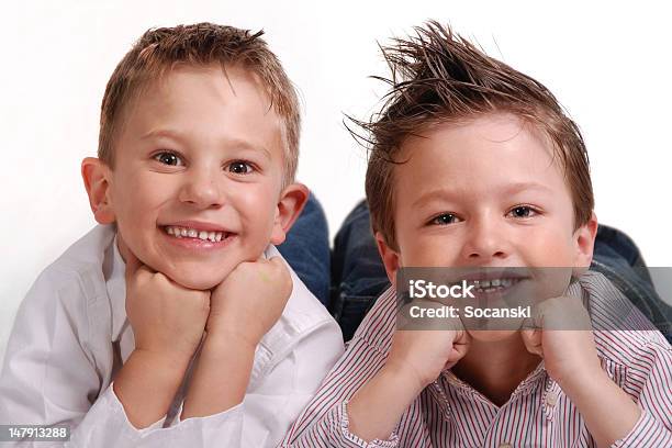 Photo libre de droit de Deux Garçons banque d'images et plus d'images libres de droit de Coiffure - Coiffure, Curiosité, Enfant