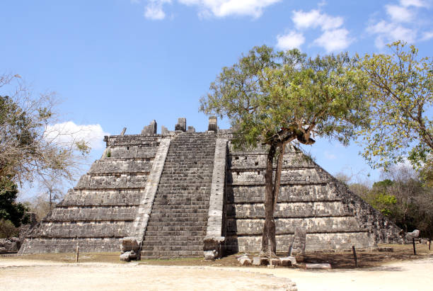 pirâmide maia antiga, chichen itza, yucatán, méxico. uma antiga pirâmide maia escalonada com estátuas de cobras nos degraus - chichen itza mayan mexico steps - fotografias e filmes do acervo