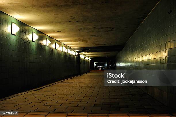 Photo libre de droit de Vide Tunnel Dans La Nuit banque d'images et plus d'images libres de droit de Antihygiénique - Antihygiénique, Apercevoir le bout du tunnel, Arcade