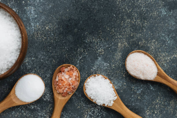 塩の種類 - 塩をふる ストックフォトと画像