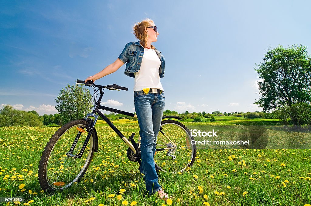 Mujer con bicicleta - Foto de stock de 20-24 años libre de derechos