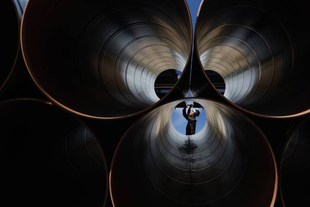 Engineer checking industrial pipes - fotografia de stock