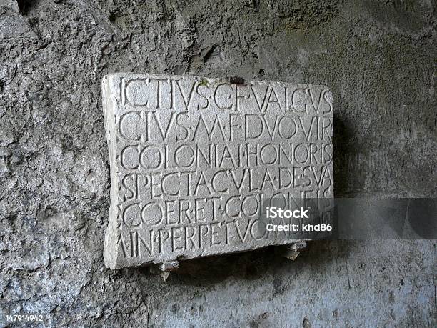 Foto de Painel De Pedra Esculpidas Em Latim De Pompeia Itália e mais fotos de stock de Escritura Latina