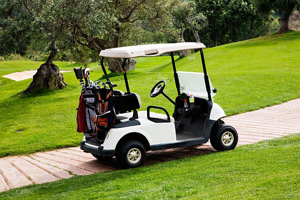 parcours de golf - golf cart golf bag horizontal outdoors photos et images de collection