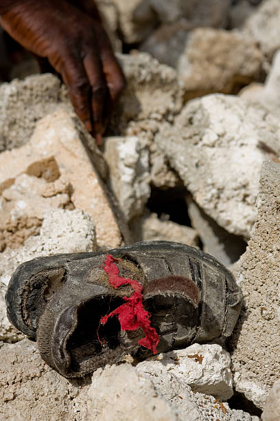 małe dzieci sandle wśród złamana conrete w haiti - riff zdjęcia i obrazy z banku zdjęć